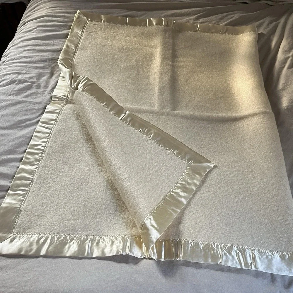 Vintage Blanket Baby Pepperelle White Wool Rayon Cotton  Satin Binding 1950s